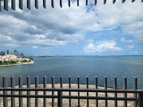 3 Grove Isle Dr, Unit C1003 in Miami, FL - Foto de edificio - Building Photo