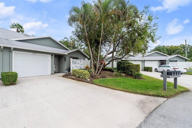 6809 SE Yorktown Dr in Hobe Sound, FL - Foto de edificio - Building Photo