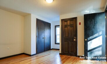 10 Shepard St, Unit 8 in Boston, MA - Foto de edificio - Building Photo