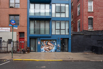 143 Meserole St in Brooklyn, NY - Foto de edificio - Building Photo