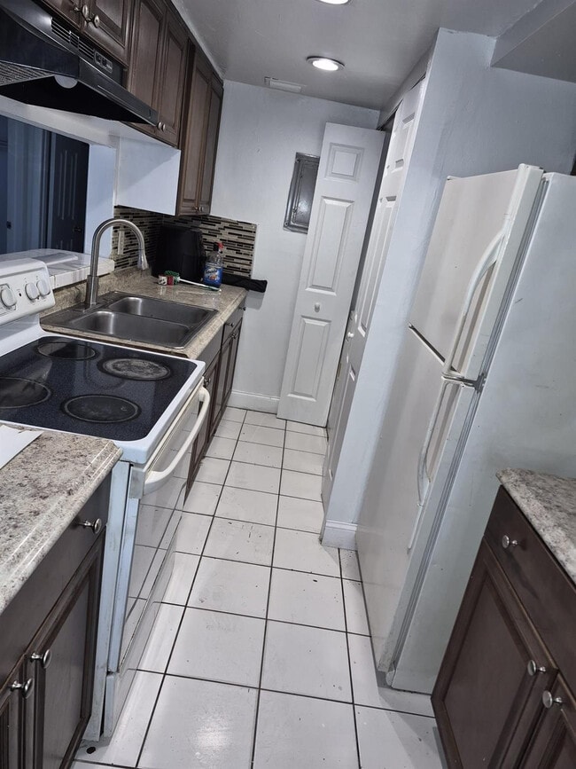 4455 Treehouse Ln in Tamarac, FL - Foto de edificio - Building Photo