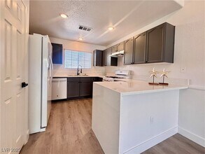 400 Amber Pine St in Las Vegas, NV - Foto de edificio - Building Photo