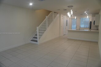 10222 NW 64th Way in Doral, FL - Foto de edificio - Building Photo