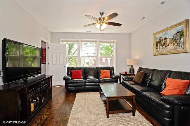 1742 W Julian St, Unit 2 in Chicago, IL - Foto de edificio - Building Photo