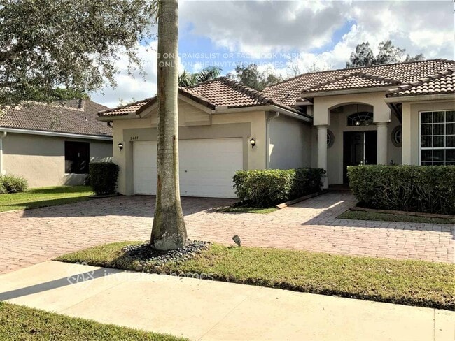 8444 S Lake Forest Dr in Davie, FL - Building Photo - Building Photo