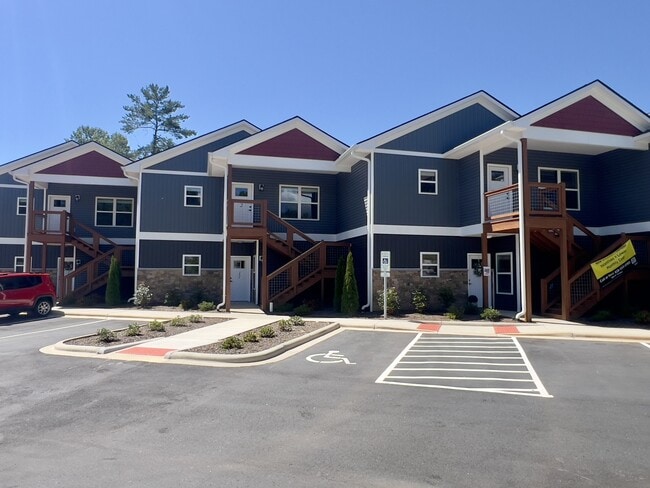 143 Carver St in Brevard, NC - Foto de edificio - Building Photo