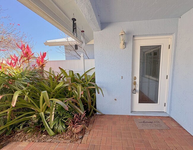 7266 Orkney Ave N in St. Petersburg, FL - Foto de edificio - Building Photo