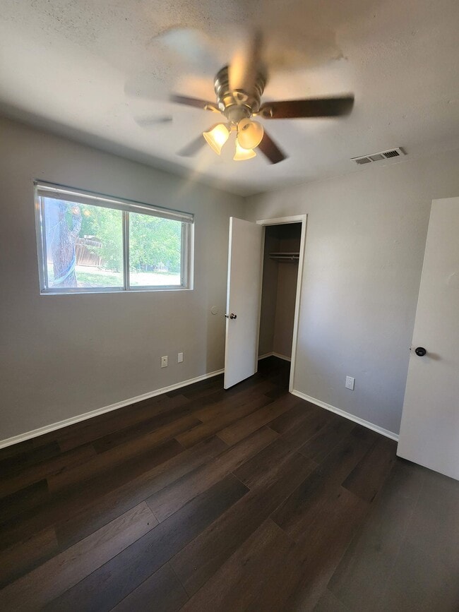 6916 Pondsdale Ln in Austin, TX - Foto de edificio - Building Photo