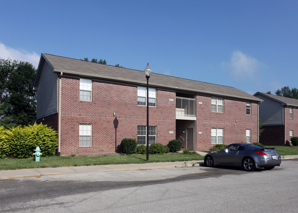 Sugar Creek Apartments in New Palestine, IN - Building Photo