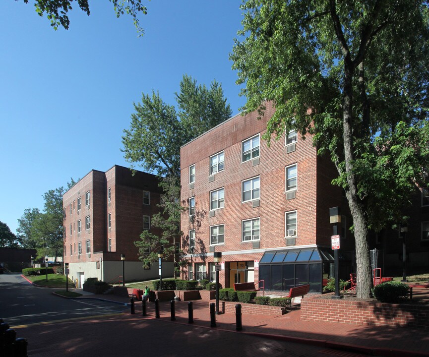 Woods Edge Apartments in Hempstead, NY - Foto de edificio