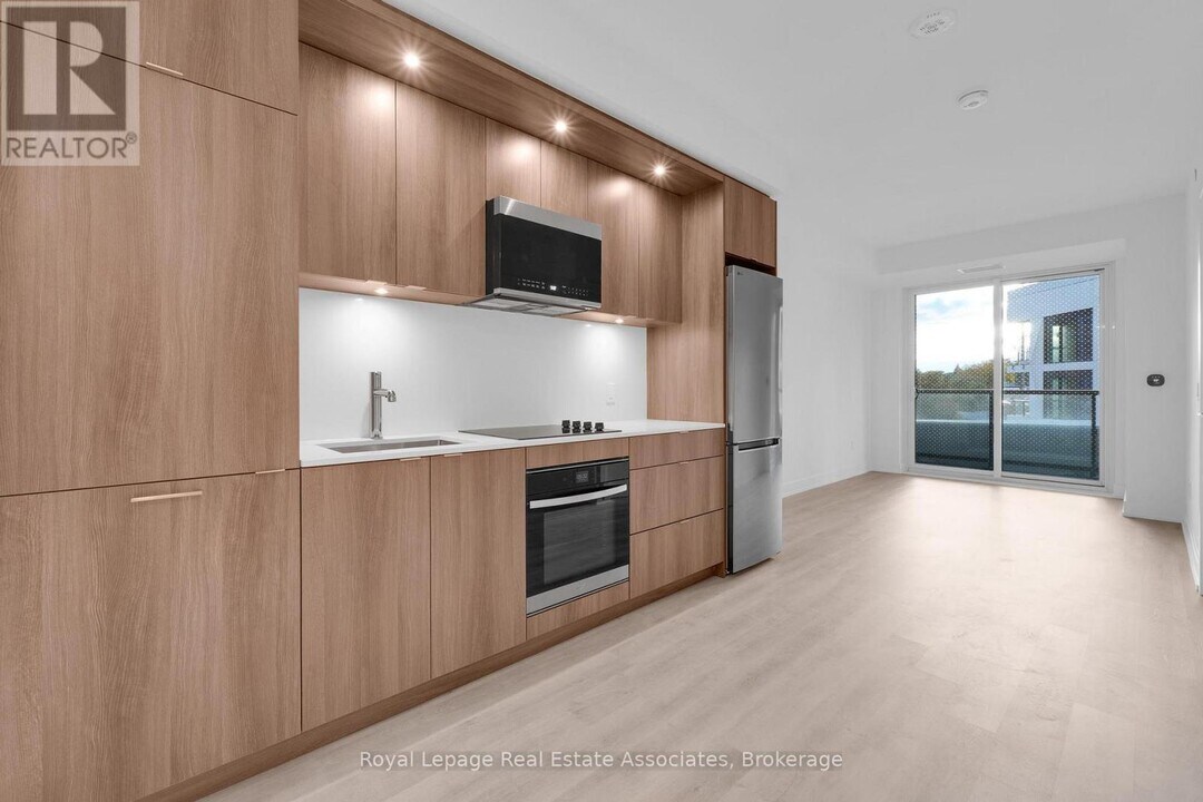 60 Central Park Roadway in Toronto, ON - Building Photo