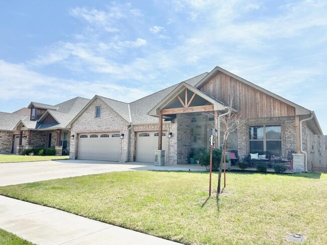3919 NE Realtree Dr in Lawton, OK - Foto de edificio - Building Photo