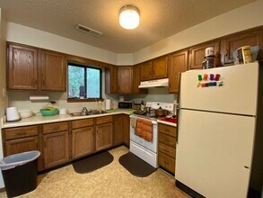 332 Friendship St in Iowa City, IA - Building Photo - Building Photo