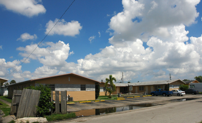 7311 Venetian St in Miramar, FL - Building Photo - Building Photo