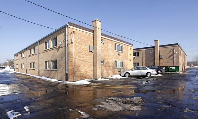 The Grove Apartments in Morton Grove, IL - Building Photo - Building Photo