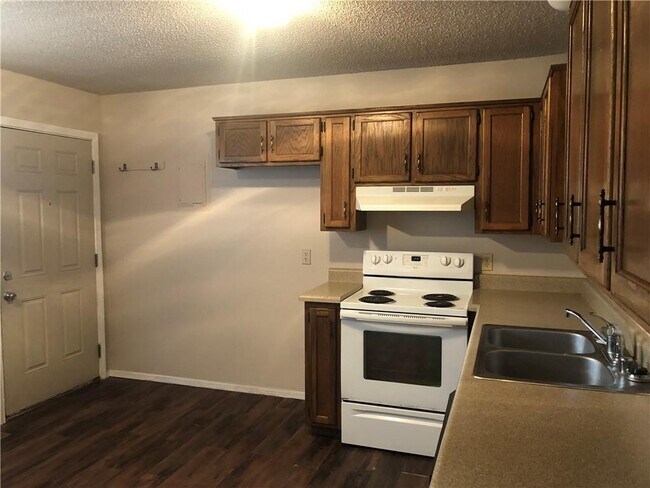 211 S Carl St in Siloam Springs, AR - Building Photo - Building Photo