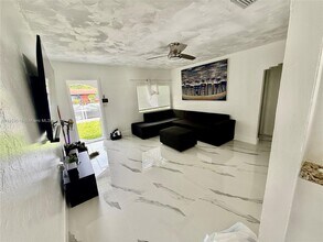 832 NW 76th St in Miami, FL - Building Photo - Building Photo