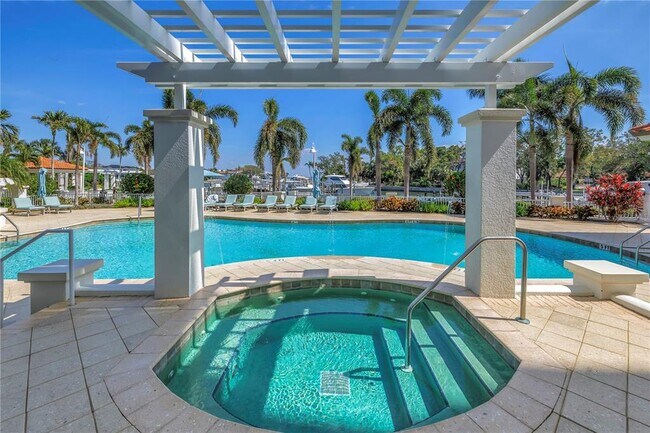 1325 Snell Isle Blvd NE in St. Petersburg, FL - Building Photo - Building Photo