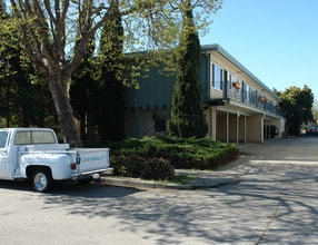 1039 N Idaho St in San Mateo, CA - Foto de edificio - Building Photo