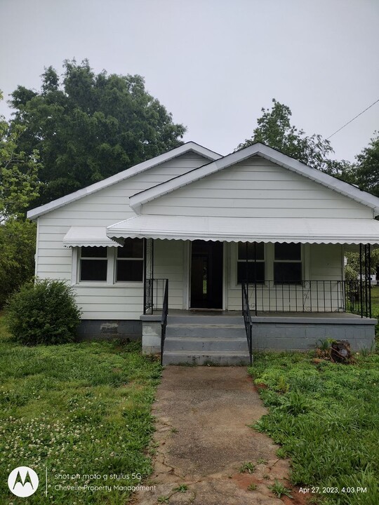 203 Marion St in Laurens, SC - Building Photo