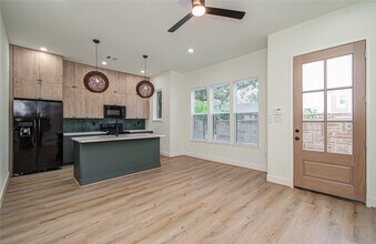 4603 Edison St in Houston, TX - Building Photo - Building Photo