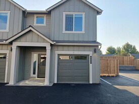 443 SW 27th St in Redmond, OR - Building Photo