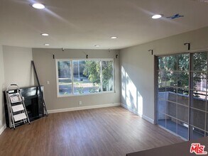 7327 Willoughby Ave in Los Angeles, CA - Building Photo - Building Photo