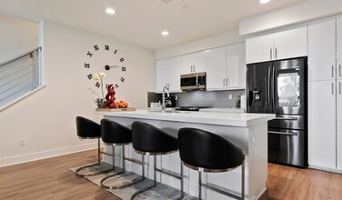 2111 N Cahuenga Blvd in Los Angeles, CA - Building Photo - Building Photo