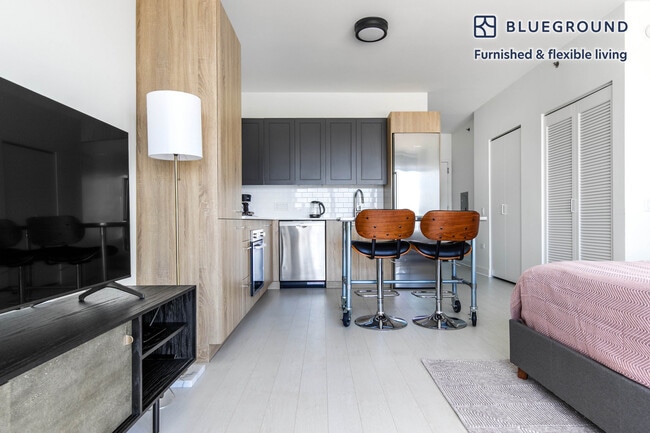 1035 W Van Buren St in Chicago, IL - Building Photo - Building Photo