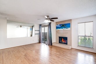 3919 Fairmont Pkwy in Pasadena, TX - Foto de edificio - Building Photo