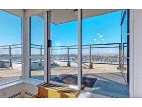 10777 University Dr in Surrey, BC - Building Photo - Building Photo