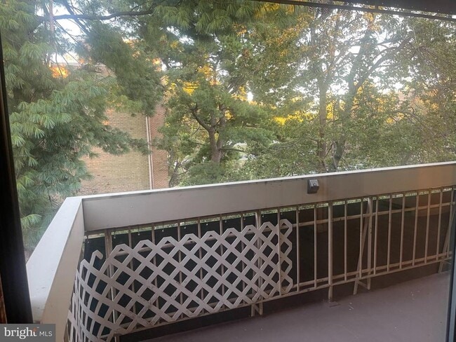 6135 Leesburg Pike in Falls Church, VA - Building Photo - Building Photo