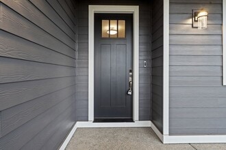 1424 Baker Hts Lp in Bremerton, WA - Building Photo - Building Photo