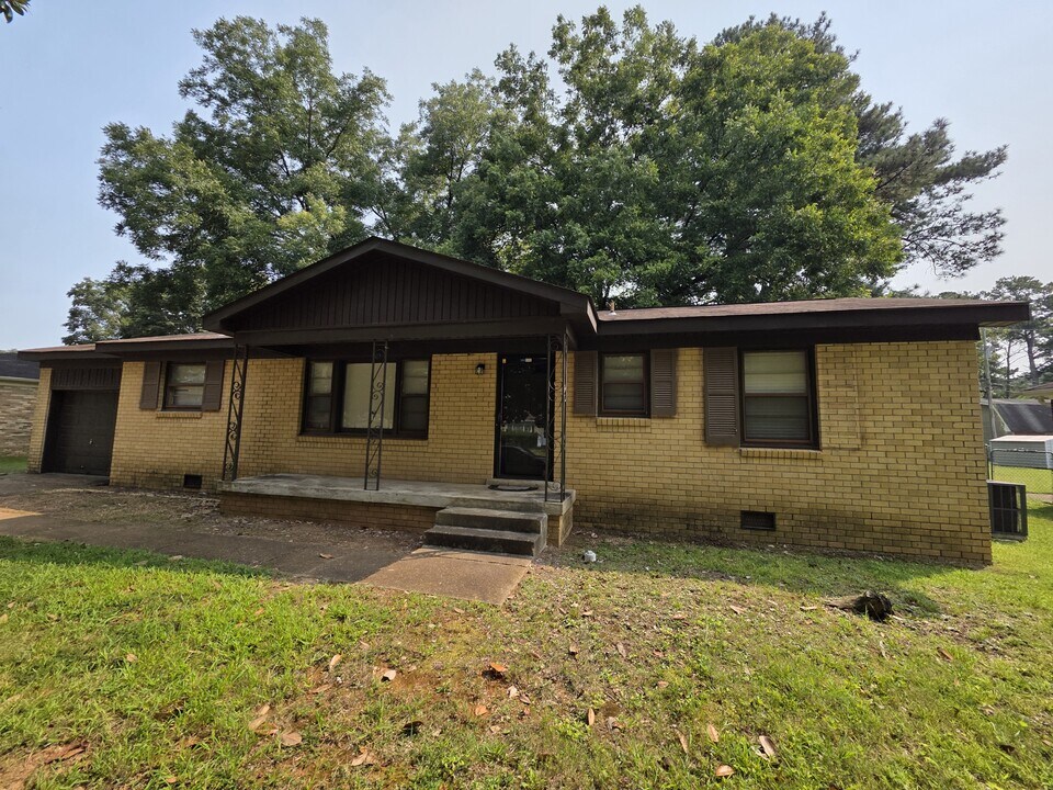 4204 Lakeview Dr NW in Huntsville, AL - Building Photo