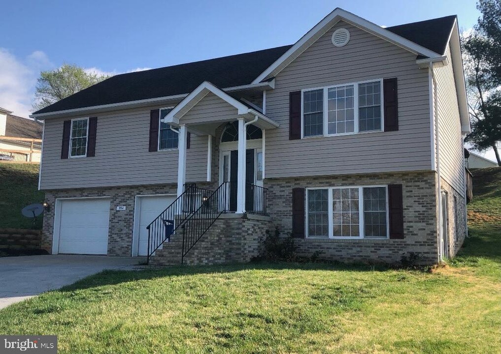 994 View Crest Ct in Front Royal, VA - Building Photo