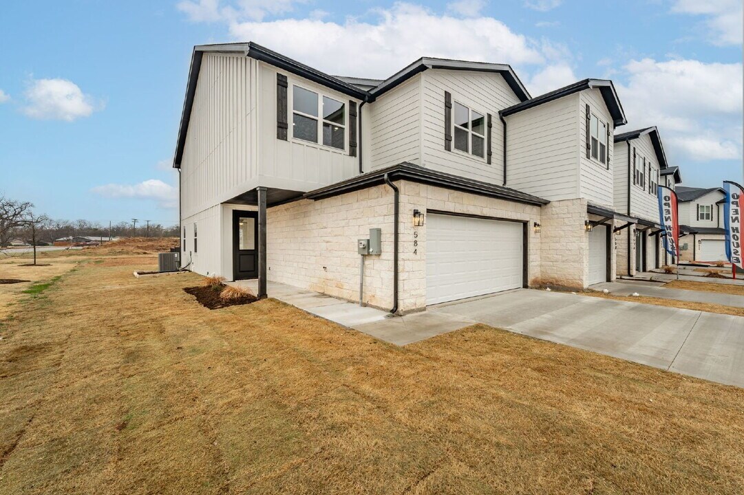 545 Galt Dr in Stephenville, TX - Building Photo