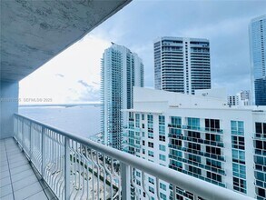 1200 Brickell Bay Dr, Unit 2809 in Miami, FL - Building Photo - Building Photo