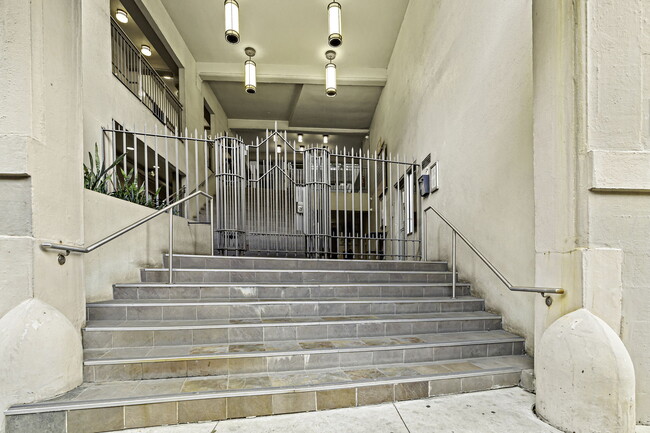 333 Julia St in New Orleans, LA - Building Photo - Building Photo