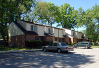 Douglas Square Apartments in Toledo, OH - Foto de edificio - Building Photo