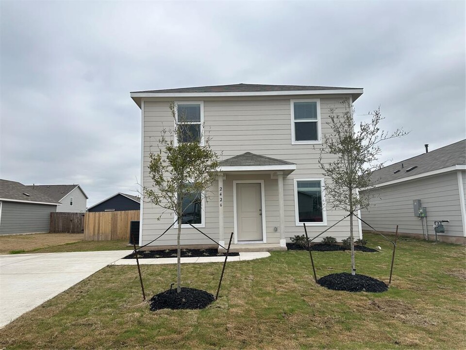 2426 Fullmoon Dr in Lockhart, TX - Building Photo