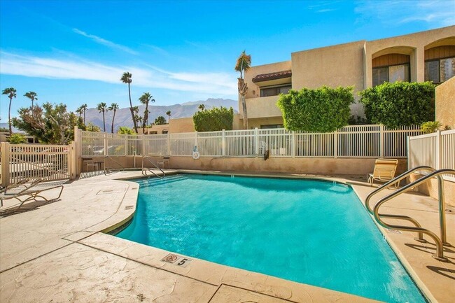 200 E Racquet Club Rd, Unit 31 in Palm Springs, CA - Building Photo - Building Photo