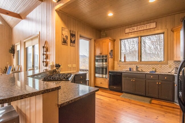 6 S Songbird Ct in Hendersonville, NC - Building Photo - Building Photo