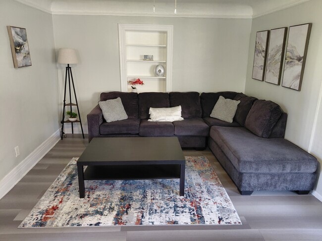 2627 Buckingham Rd, Unit 2bd 1 ba 1,100 sq ft unit in Los Angeles, CA - Building Photo - Building Photo