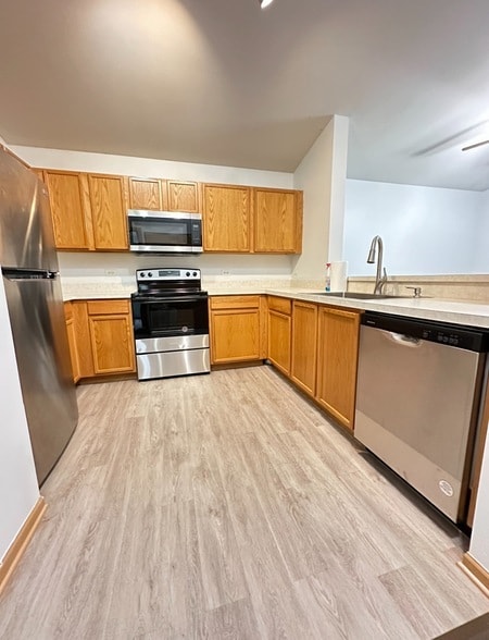 2427 Silverstone Dr in Carpentersville, IL - Building Photo - Building Photo