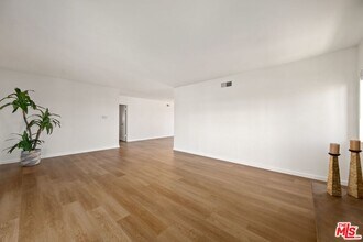 5804 S Kings Rd in Los Angeles, CA - Building Photo - Building Photo