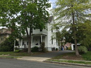 100 Quaker Ln S in West Hartford, CT - Building Photo - Building Photo