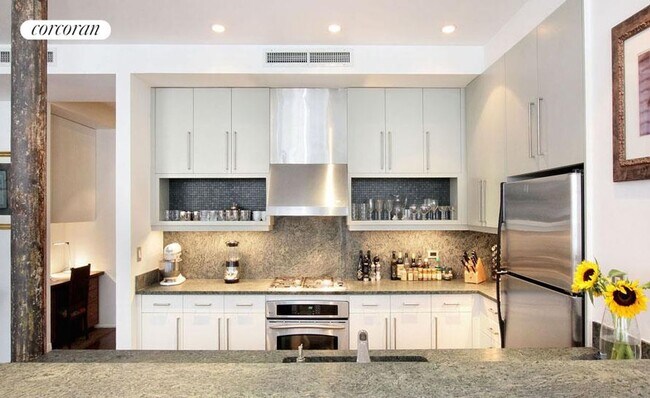 102-104 Fulton St in New York, NY - Building Photo - Building Photo