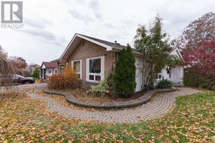 692 Down Crescent in Oshawa, ON - Building Photo