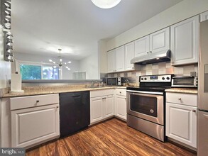 8077 Pantano Pl in Alexandria, VA - Foto de edificio - Building Photo