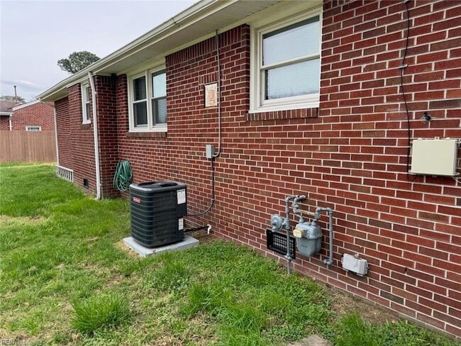6328 Shelby Ln in Virginia Beach, VA - Building Photo - Building Photo